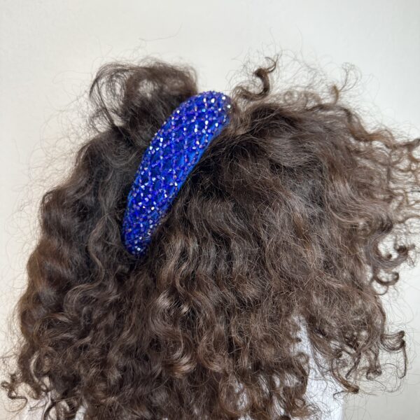 Serre-tête large bleu à strass en losanges – Image 2